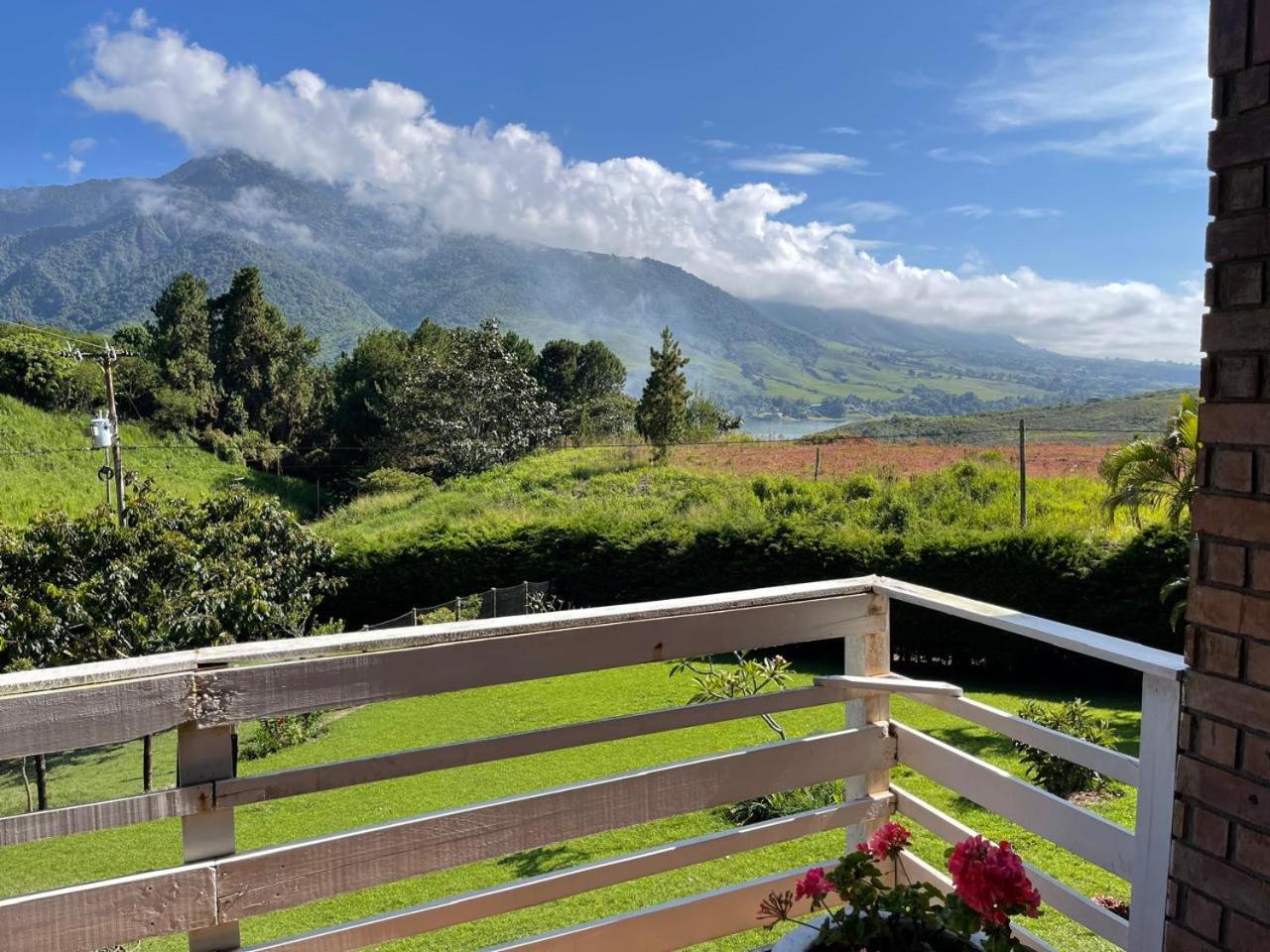 Hermosa Casa Campestre En El Lago Calima Villa Madronal Esterno foto